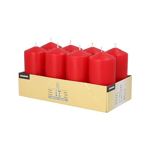 Ein Karton enthält acht aufrecht stehende rote Starpak Stumpenkerzen (Ø 50 mm, 100 mm) in zwei Reihen zu je vier Stück. Das Etikett zeigt Produktinformationen, die Marke Starpak und hebt das hochwertige Wachs für eine gemütliche Atmosphäre hervor.