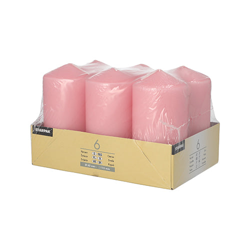 Sechs Starpak Stumpenkerzen (Ø 60 mm, 115 mm) aus hochwertigem Wachs stehen aufrecht in einer beigen Kartonschale mit Klarfolie. Das Etikett enthält alle Details; Die Kerzen bieten eine lange Brenndauer.