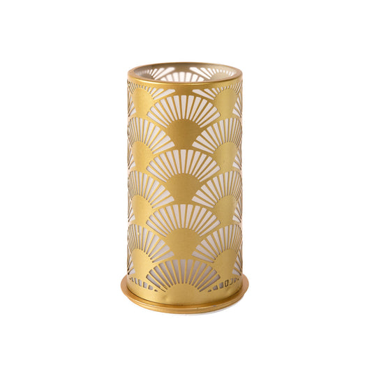 Der Duni GmbH Kerzenhalter Peacock 140 x 75 mm in gold Metall zeichnet sich durch ein sich wiederholendes geometrisches Fächermuster, einen massiven Sockel und eine offene Oberseite aus - eine elegante Wahl für jedes Ambiente. Packung: 1 Stück.