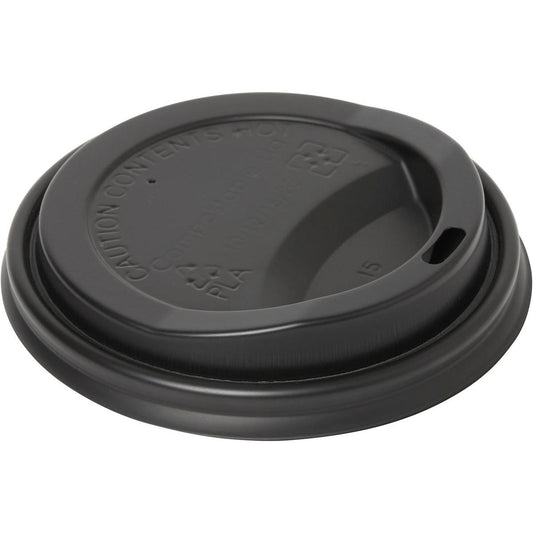Der "Deckel für 182576, CPLA Schwarz" von Duni GmbH ist biologisch abbaubar, geeignet für Einwegbecher, mit Trinköffnung und erhobener Warnaufschrift "Caution Contents Hot". Gezeigt aus schräger Top-Perspektive. Packung: 50 Stück.