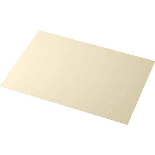 Ein einzelnes Blatt glattes, cremefarbenes Papier - in der Größe vergleichbar mit den Evolin-Tischsets der Duni GmbH (30 x 43,5 cm) - wird leicht schräg auf einem weißen Hintergrund präsentiert.