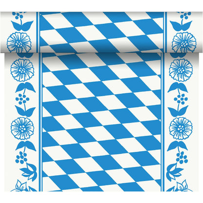 Der Dunicel-Tischläufer Tête-à-Tête (24 m x 0,4 m, 20 Abschnitte) der Duni GmbH zeigt ein blau-weißes Rautenmuster mit floralen Bordüren und einem Rollrand für eine elegante Tischdekoration.