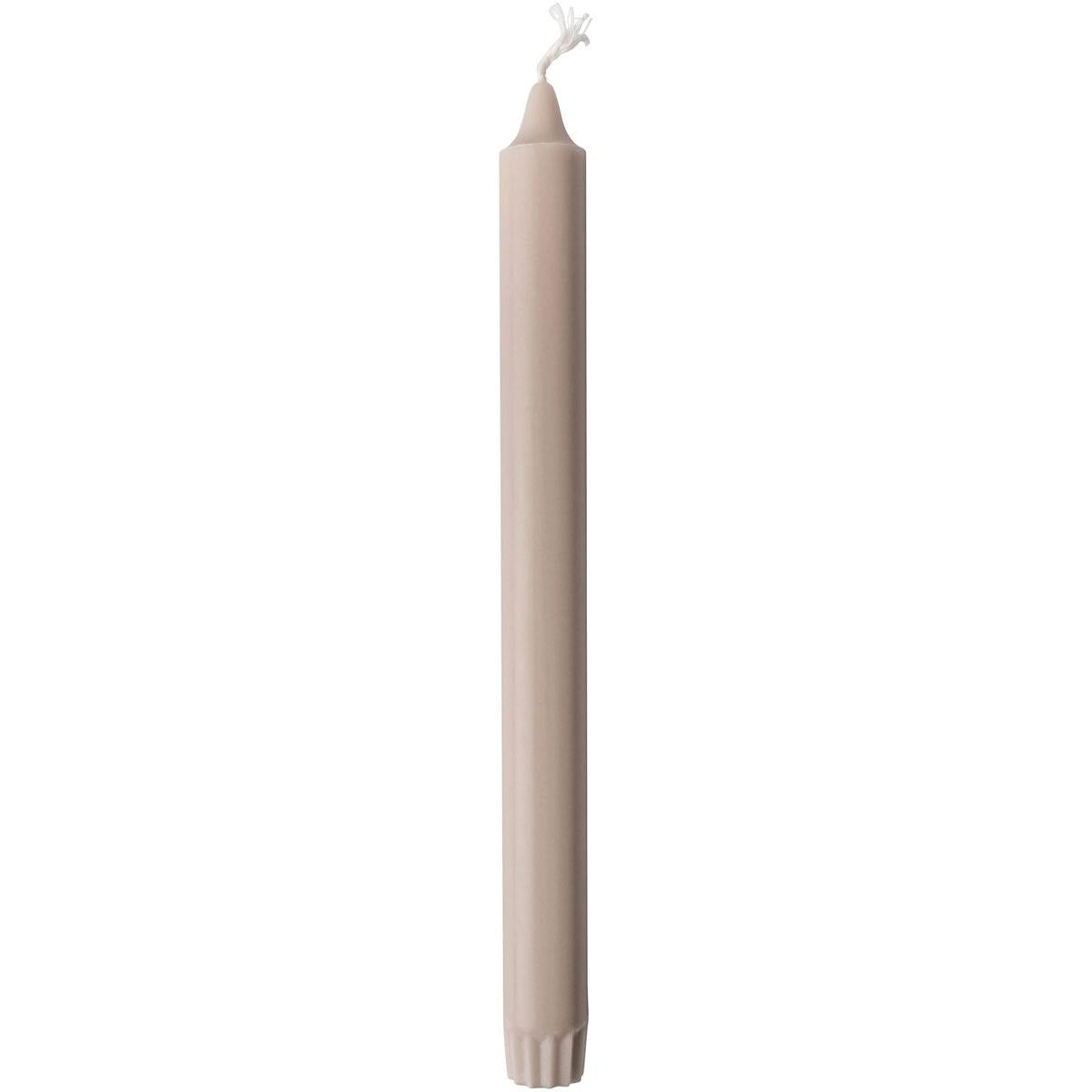 Eine einzelne, nicht angezündete Duni GmbH Kronenkerze aus 100% Stearin (250 x 22 mm) steht aufrecht mit sichtbarem Docht und dezent geriffeltem Boden, bekannt für ihre lange Brenndauer von 9 Stunden.