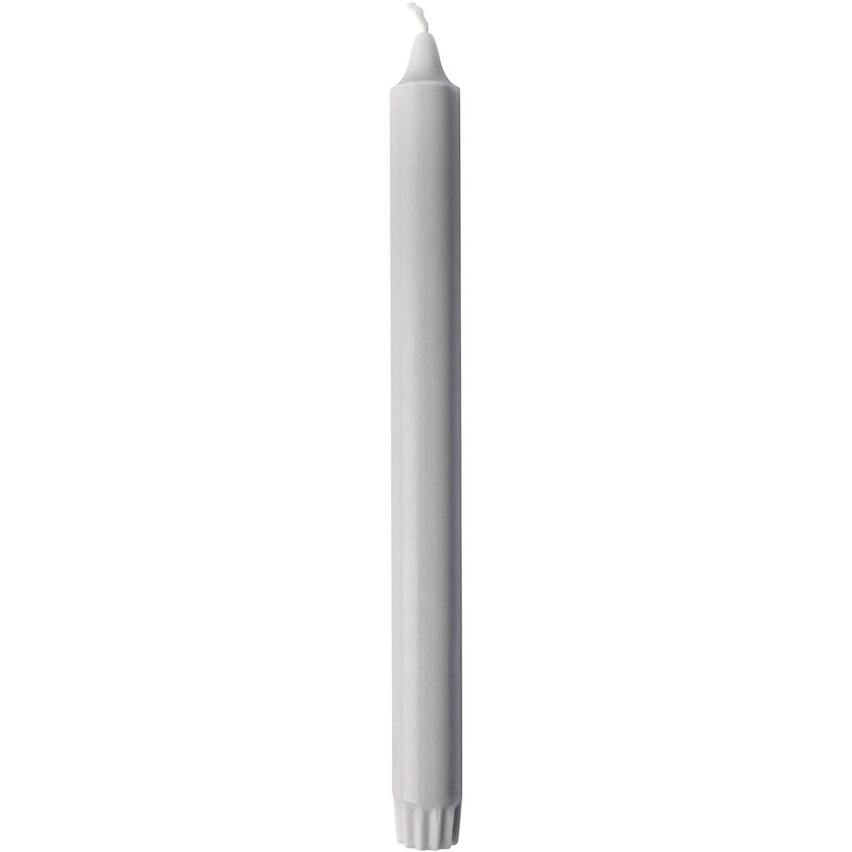 Eine unbenutzte weiße Kronenkerzen 100% Stearin Stumpenkerze der Duni GmbH (250 x 22 mm, 9h Brenndauer) mit sichtbarem Docht und geriffeltem Boden steht aufrecht vor einem schlichten Hintergrund.