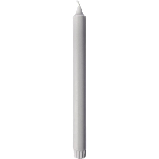 Eine unbenutzte weiße Kronenkerzen 100% Stearin Stumpenkerze der Duni GmbH (250 x 22 mm, 9h Brenndauer) mit sichtbarem Docht und geriffeltem Boden steht aufrecht vor einem schlichten Hintergrund.