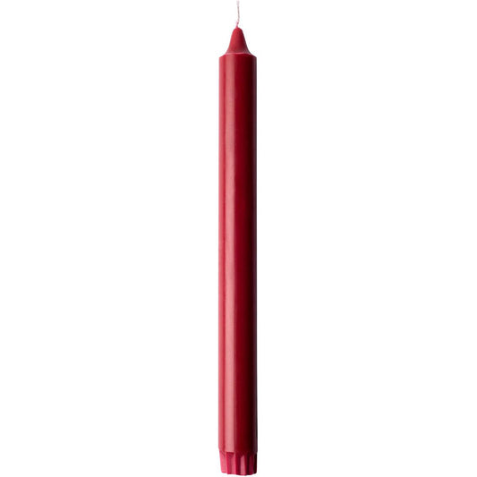 Eine einzelne, unbeleuchtete rote Kronenkerze 100% Stearin der Duni GmbH (250 x 22 mm) mit glatter Oberfläche und spitzer Spitze steht aufrecht vor weißem Hintergrund und hat eine lange Brenndauer von 9 Stunden.