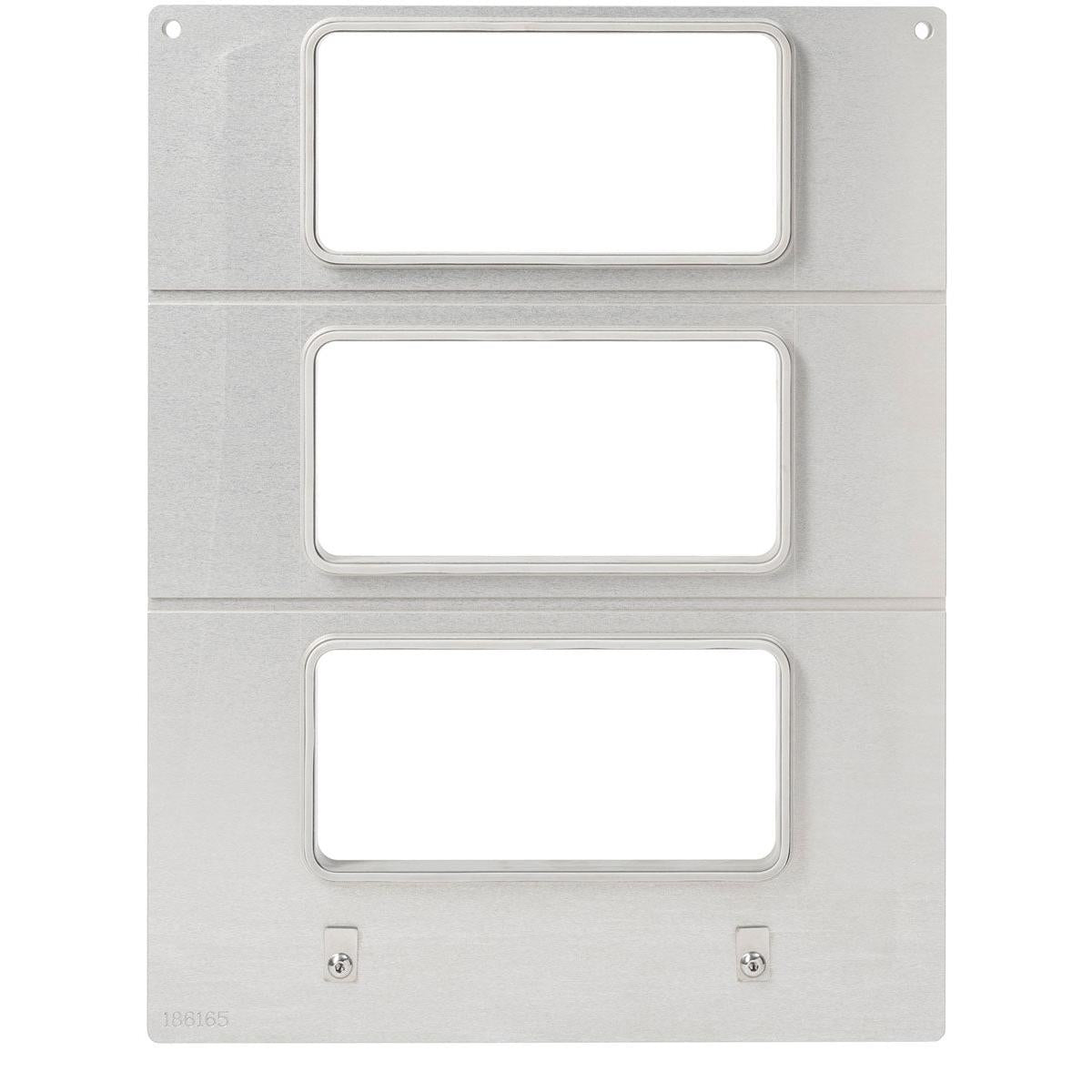 Die Kassette DF15/25 f. Sandwich Tray 181x96x85 mm (3-nutzig) von Duni GmbH ist eine silberne Metallplatte mit drei vertikalen Ausschnitten, zwei oberen Befestigungslöchern und zwei unteren Haken. Verkauft in einer Packung mit 1 Stück.