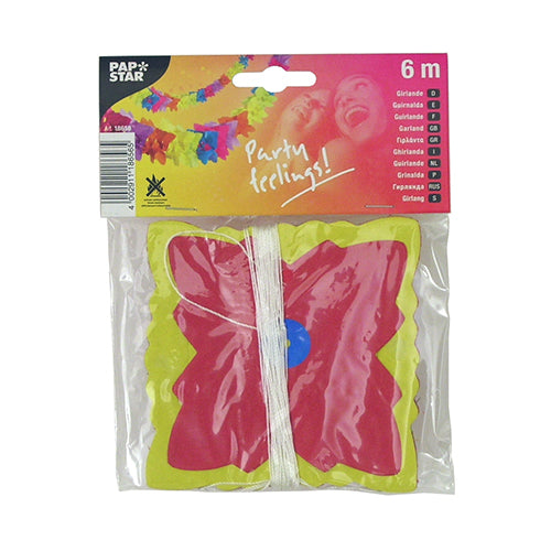 Eine 6 Meter lange PAPSTAR Papier-Girlande (Ø 12 cm) der PAPSTAR GmbH präsentiert sich in einer transparenten Verpackung mit einem farbenfrohen „Party Feelings!“-Schriftzug. Die Party-Dekoration zeigt Schmetterlingsformen in Grün, Rot und Blau.