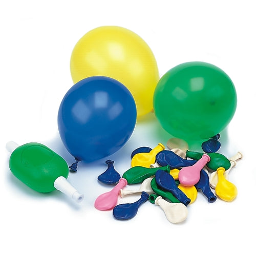 Eine Gruppe aufgeblasener gelber, blauer und grüner PAPSTAR 50 Luftballons mit Pumpe Ø 8,5 cm farbig sortiert von der PAPSTAR GmbH steht neben nicht aufgeblasenen verschiedenen Ballons und einer grünen Pumpe auf weißem Hintergrund.
