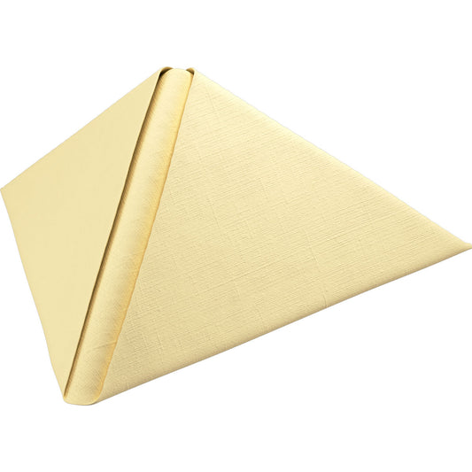 Ein beiger oder hellgelber Dunilin-Servietten 48 x 48 cm 1/4 Falz der Duni GmbH steht aufrecht in einer Dreiecksfalte auf weißem Grund und unterstreicht die elegante Optik dieser hochwertigen Einwegservietten.