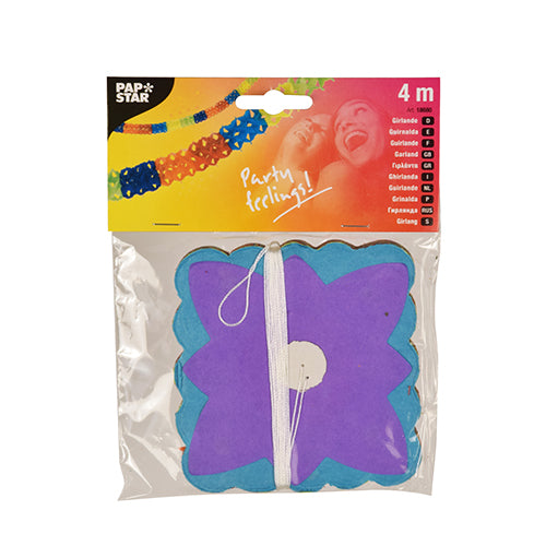 Eine 4 m lange PAPSTAR Papiergirlande (Ø 11,5 cm) der PAPSTAR GmbH im Blumendesign wird in einer Klarsichtverpackung mit festlichem Aufdruck geliefert – ideal für Partys.