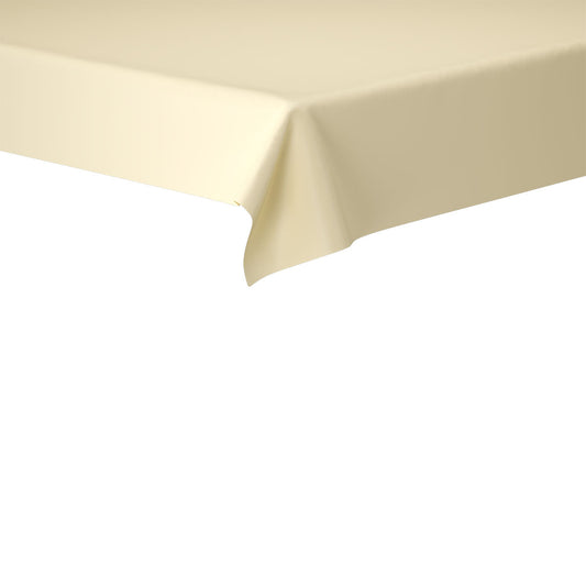 Eine Nahaufnahme der Ecke eines rechteckigen Tisches mit einer Dunisilk-Tischdecke 118 x 120 cm von Duni GmbH in heller Creme oder Beige, die als hochwertige Tischdekoration dient, vor weißem Hintergrund.