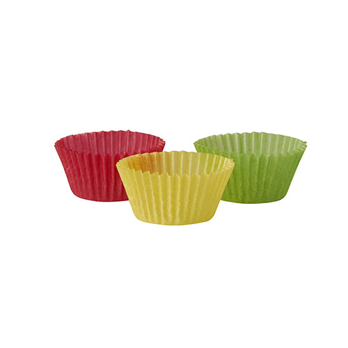 Drei leere PAPSTAR Backförmchen Ø 2,4 cm in den Farben Rot, Gelb und Grün sind auf weißem Untergrund angeordnet. Hergestellt aus fettdichtem Pergaminpapier, werden diese geriffelten Cupcake-Förmchen von der PAPSTAR GmbH im 300er-Pack geliefert.