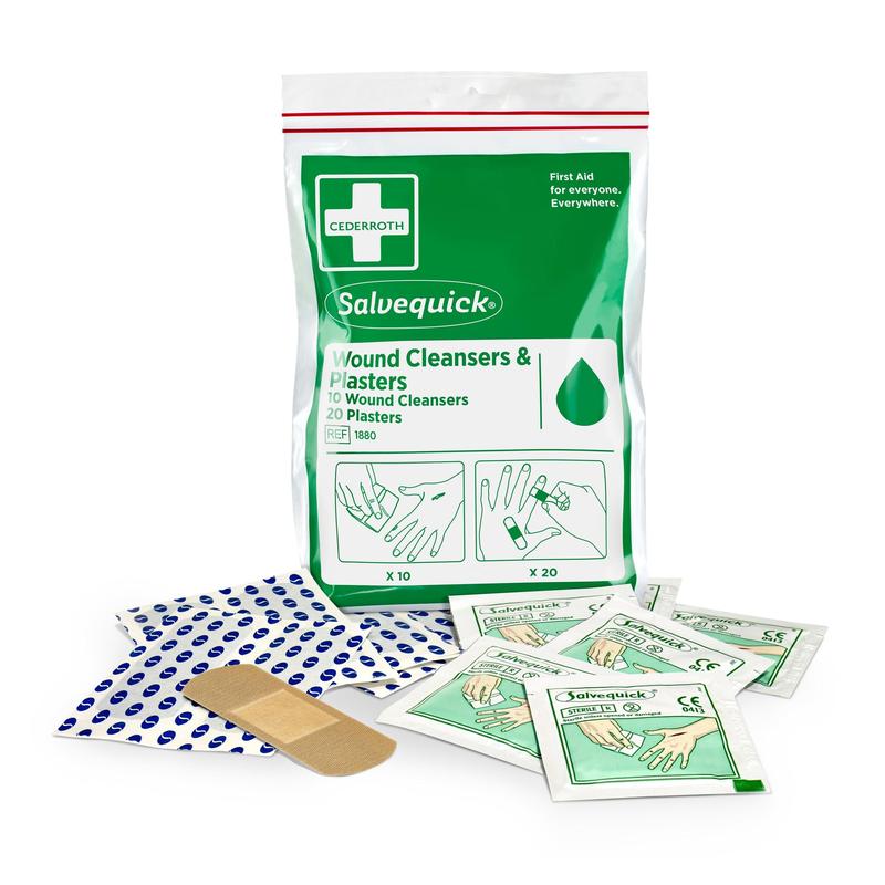 Ein Salvequick Wundreiniger (10 Stück) und Pflaster (20 Stück) von Orkla Wound Care AB in einem Plastikbeutel mit Reißverschluss-ideal für schnelle Hilfe unterwegs-wird vorne mit anschaulichen Anweisungen präsentiert.