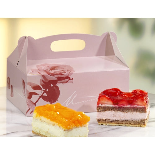 Ein PAPSTAR 15 Gebäck-Kartons, Pappe eckig rosé mit Tragegriff von PAPSTAR GmbH steht auf Marmor. Davor liegen zwei Kuchenscheiben: eine mit orangem Belag, die andere mit rotem Erdbeer-Topping.