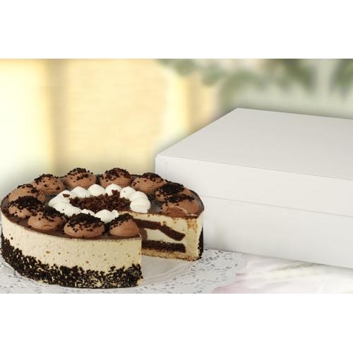 Eine runde Torte mit Schokoladen- und Cremeschichten liegt auf einem Spitzentuch neben einem geschlossenen PAPSTAR 10 Tortenkartons mit Deckel, Pappe eckig weiß von PAPSTAR GmbH; eine Scheibe ist herausgenommen, so dass die Schokolade und die Creme im Inneren sichtbar werden.