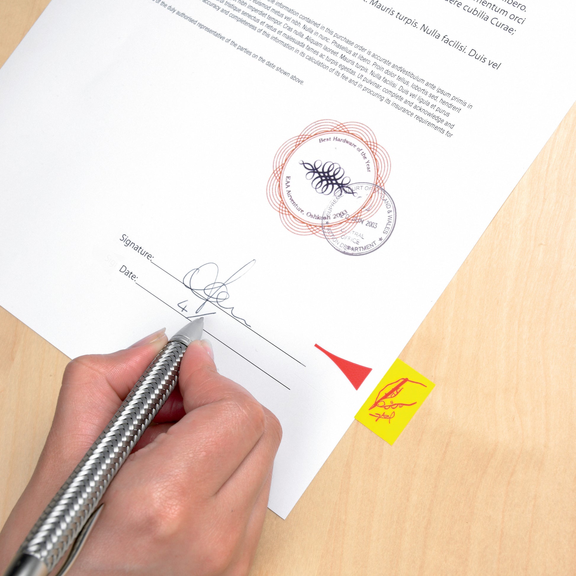 Eine Hand unterschreibt ein Dokument auf Holz, das mit einem Post-it® Index Haftstreifen, Standard, Gelb (25,4 mm x 43,2 mm) der 3M Deutschland GmbH markiert ist. Das Papier ist mit amtlichen Stempeln, Unterschriftszeile, Datumsfeld und einem gelben Reiter mit rotem Pfeil versehen.