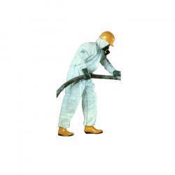Ein Arbeiter in einem KleenGuard® KGA10 Leichter Overall mit Kapuze (Blau) von Kimberly-Clark GmbH, mit Schutzhelm, Handschuhen, Stiefeln und Atemschutzmaske, bedient einen großen Schlauch für optimalen Schutz vor Staub.