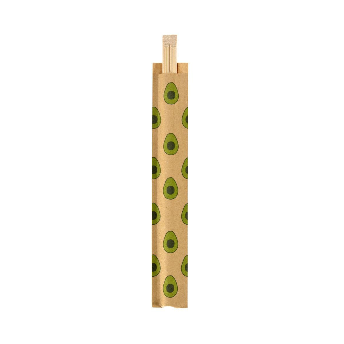 Ein Paar Essstäbchen, 210 mm, Avocado von Duni GmbH aus Bambus, teilweise in einer braunen Papierhülle mit Avocado-Muster, abgebildet auf weißem Hintergrund. Die Packung enthält 100 Stück.
