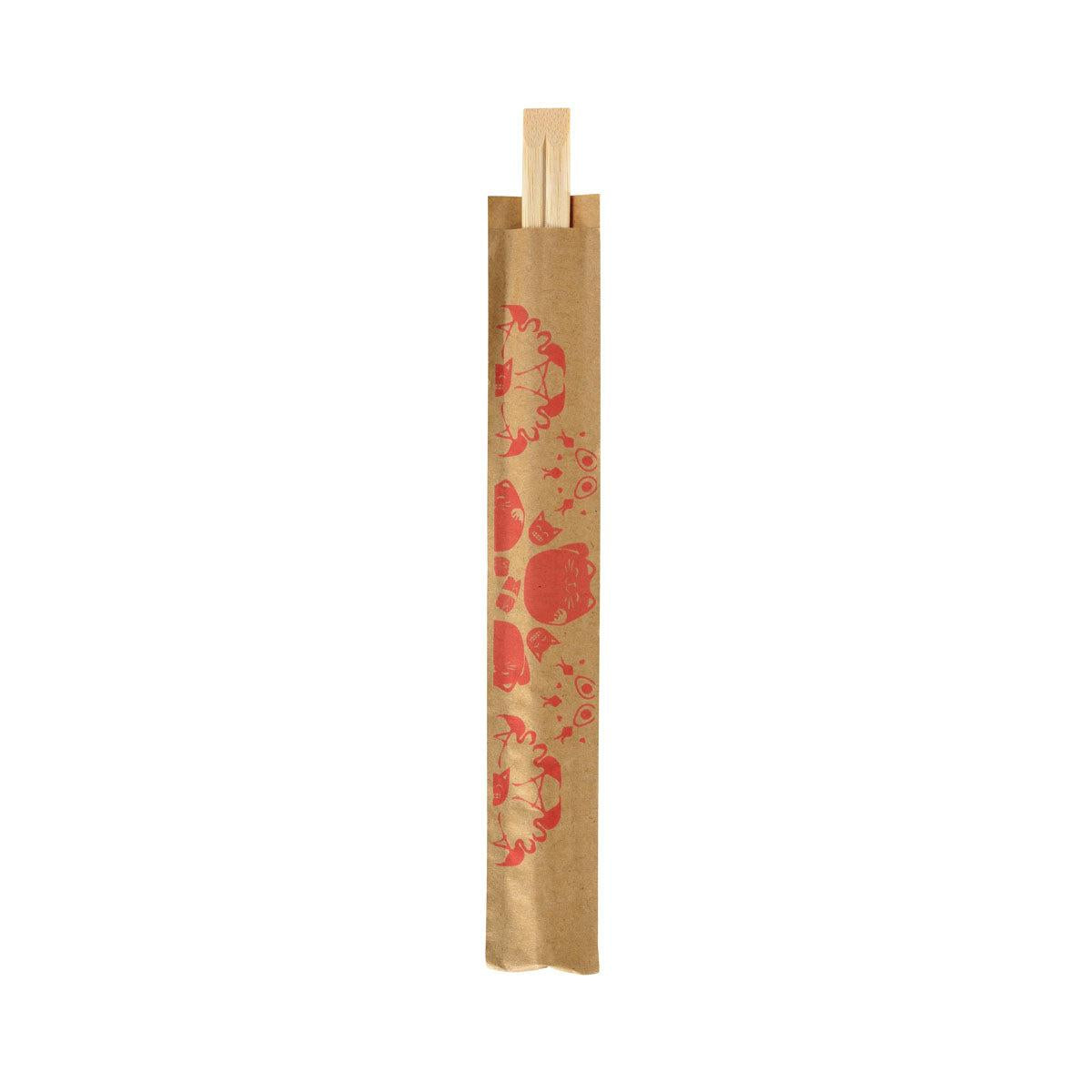 Ein Paar Essstäbchen, 210 mm, Emoji Sakura Bambus von Duni GmbH, zum Teil in einer braunen Papiertüte mit roten Tier- und Objekt-Illustrationen, auf weißem Hintergrund präsentiert. Die Packung enthält 100 Stück.