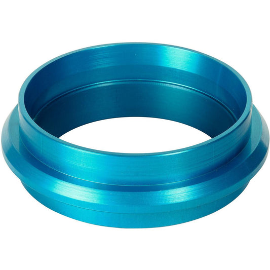 Ein blaumetallischer Kassette DF5 ø 88 mm Ring der Duni GmbH mit glatter, glänzender Oberfläche und abgeschrägter Kante ist schräg vor einem weißen Hintergrund abgebildet. Packung (1 Stück).