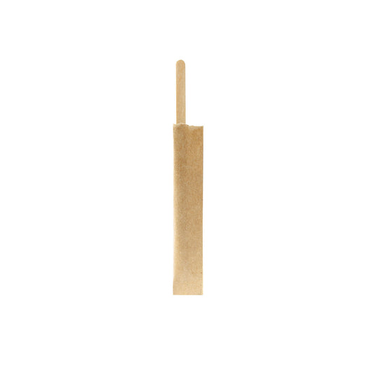 Ein einzelnes Duni GmbH Holzrührstäbchen, einzeln verpackt 110 mm, aus Naturholz (Packung 100 Stück), steht aufrecht vor weißem Hintergrund und ist teilweise von braunem Papier umhüllt.