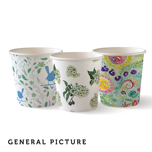Drei Kaffeebecher der Art Series von Duni GmbH: ein blauer Hasen- und Pflanzendruck, ein grüner Blumenbecher und ein mehrfarbiges abstraktes Design. Diese PAP/PLA-Becher sind biologisch abbaubar und umweltfreundlich. "GENERAL PICTURE" ist unter ihnen abgebildet.