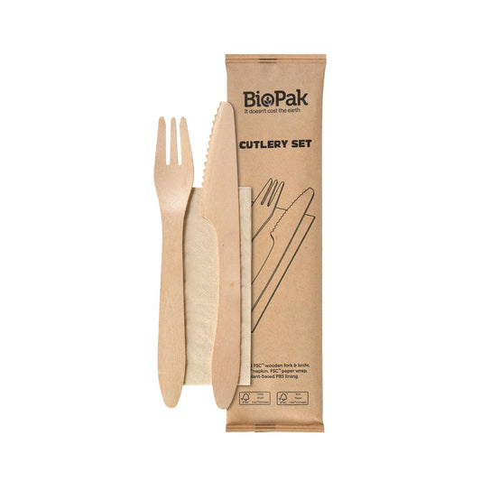 Gabel und Messer aus Holz und eine braune Serviette aus dem 3/1 Besteck-Set der Duni GmbH liegen zusammen; die 250er-Packung ist mit naturgewachstem Holz und Öko-Symbolen versehen, die das nachhaltige Design unterstreichen.