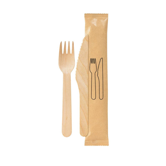 Das 2/1 Besteck Set von Duni GmbH aus naturgewachstem Holz (Gabel & Messer, 160/165 mm) liegt neben einer braunen Papierschutzhülle mit schwarzem Besteckmotiv-biologisch abbaubar und umweltfreundlich. Die Packung enthält 250 Stück.