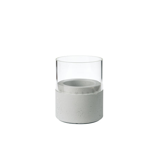 Der Kerzenhalter Glas Neat 70 x 61 mm von Duni GmbH zeichnet sich durch eine klare Glasplatte und einen hellgrauen Betonsockel mit vertiefter Mitte aus, wodurch sich dieses moderne Accessoire von jedem weißen Hintergrund abhebt.