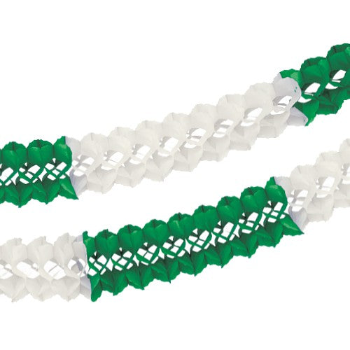 Zwei PAPSTAR Großraumgirlanden (Papier, schwer entflammbar, Ø 16 cm · 10 m) der PAPSTAR GmbH sind mit einem grün-weißen, abwechselnden Zickzack-Muster abgebildet und eignen sich daher ideal als Dekoration vor einem schlichten weißen Hintergrund.