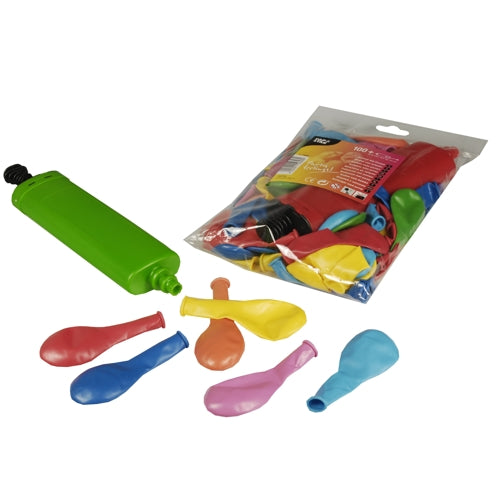 Sechs entleerte, bunte PAPSTAR® Luftballons und eine grüne Pumpe liegen vor einem Klarsichtbeutel mit der Aufschrift „Folie“, der weitere PAPSTAR 100 Luftballons mit Pumpe Ø 22 cm farbig sortiert (100 Stück, PAPSTAR GmbH) enthält.