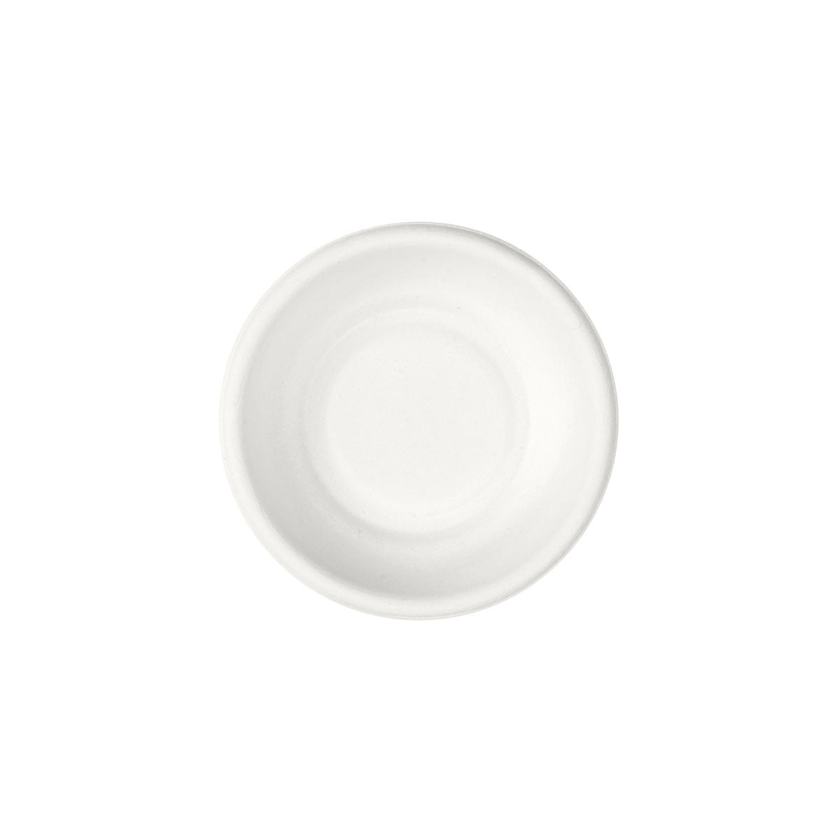 Eine kleine, runde, weiße Keramikschale steht in der Mitte eines schlichten weißen Hintergrunds. Das minimalistische Design spiegelt den umweltfreundlichen Stil des Demo Teller Bagasse Weiß der Duni GmbH wider.