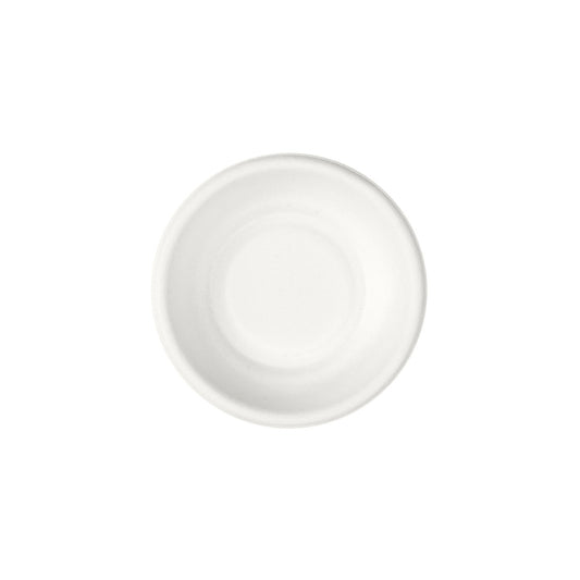 Eine kleine, runde, weiße Keramikschale steht in der Mitte eines schlichten weißen Hintergrunds. Das minimalistische Design spiegelt den umweltfreundlichen Stil des Demo Teller Bagasse Weiß der Duni GmbH wider.