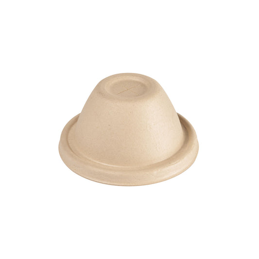 Ein brauner, domeförmiger Bagasse Kuppeldeckel von Duni GmbH für Becher 35/47/59 cl, aus nachhaltigem Bagasse-Material mit rundem Rand, präsentiert vor weißem Hintergrund. Packung mit 500 Stück.