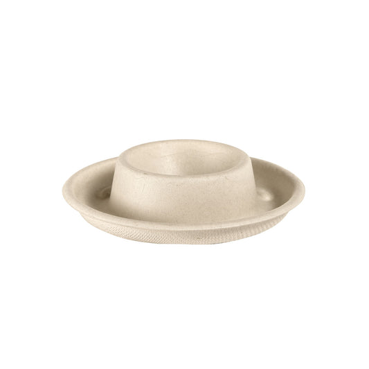 Ein runder, brauner Bagasse-Eierbecher (Ø100) der Duni GmbH, hergestellt aus geformtem Papierzellstoff mit erhöhter Mitte und flachem Rand, wird vor einem schlichten weißen Hintergrund gezeigt. Verkauft in einer Packung mit 70 Stück.