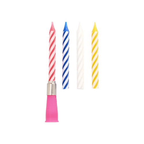 Vier farbenfrohe „Happy Birthday“-Musikkerzen (12 cm) der PAPSTAR GmbH stehen aufrecht – eine mit rosa-silbernem Halter – und verleihen jeder Party einen besonderen Charme. Die anderen, ohne Halter, sind auf schlichtem weißem Hintergrund abgebildet. 3 Ersatzkerzen sind im Lieferumfang enthalten.