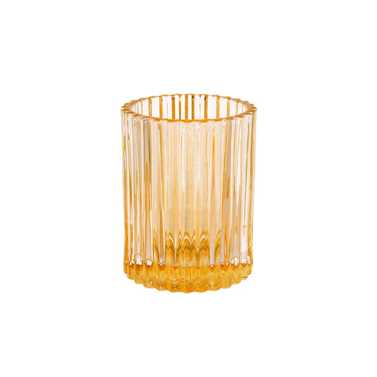 Der cremegelbe Glas-Kerzenhalter Comodo von Duni GmbH (70 x 55 mm) mit vertikalen Rillen und einem dicken, strukturierten Boden wird in einer schlichten weißen Fassung gezeigt. Die Packung enthält 1 Stück.