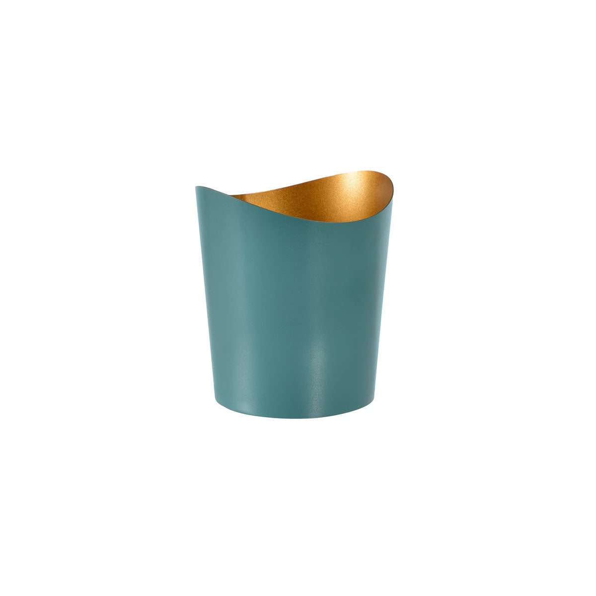 Der Duni GmbH Kerzenhalter Ripple (80 x 70 mm) in ocean teal Metall zeichnet sich durch ein asymmetrisches, zylindrisches Design mit goldener Innenseite aus, das sich perfekt als dekoratives Element vor einem schlichten weißen Hintergrund eignet.