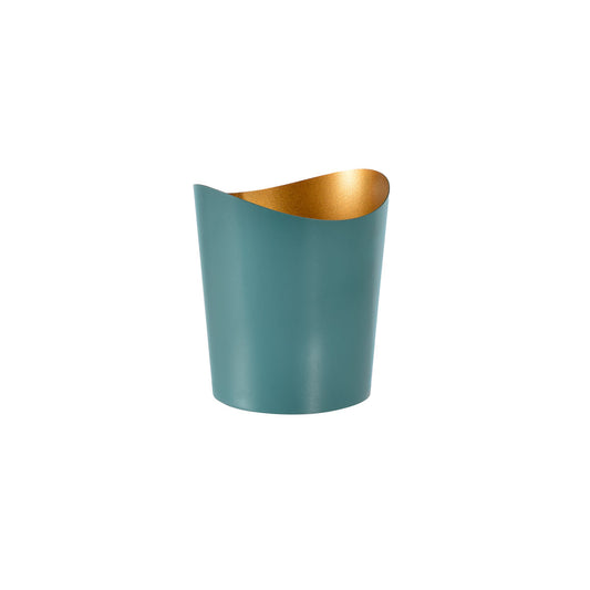 Der Duni GmbH Kerzenhalter Ripple (80 x 70 mm) in ocean teal Metall zeichnet sich durch ein asymmetrisches, zylindrisches Design mit goldener Innenseite aus, das sich perfekt als dekoratives Element vor einem schlichten weißen Hintergrund eignet.