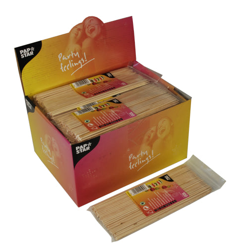 Eine Box mit der Aufschrift „PAPSTAR 100 Schaschlikspieße, Holz Ø 3 mm · 20 cm“ (100 Stück) der PAPSTAR GmbH enthält Packungen mit Holzspießen – ideal für Schaschlik und Ihre Lieblingsgrillgerichte.