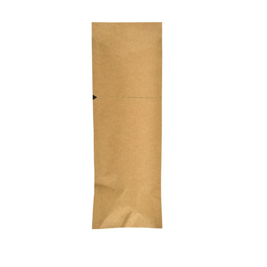 Das verschließbare Sacchetto Zelltuch XL 250 x 85 mm von Duni GmbH (100 Stück/Packung) eignet sich ideal als umweltfreundliche Verpackung - schlicht, rechteckig und braun, mit sichtbarer Falte, auf weißem Hintergrund.