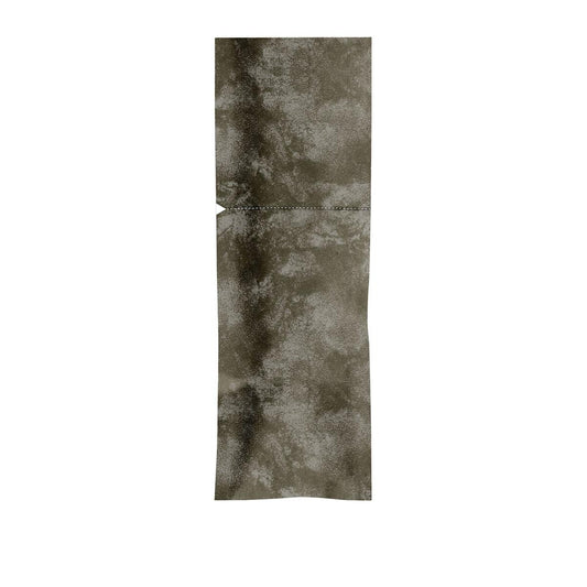 Ein rechteckiges Stück schwarzen Stoffes mit wolkigem, gesprenkeltem Muster und einer sichtbaren horizontalen Naht in der Nähe des oberen Drittels, das dem Verschließbaren Sacchetto Zelltuch XL 250 x 85 mm der Duni GmbH ähnelt; entlang der linken Naht erscheint eine kleine dreieckige Kerbe.