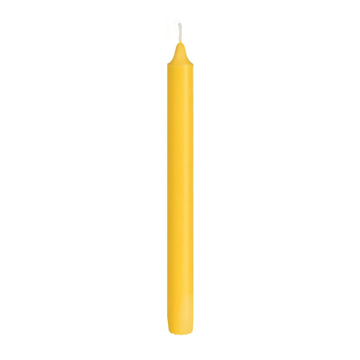 Eine einzelne, unbeleuchtete gelbe Kronenkerze aus 100% Stearin (250 x 22 mm, 9h) der Duni GmbH steht aufrecht vor einem schlichten weißen Hintergrund und ist für ihre lange Brenndauer bekannt.