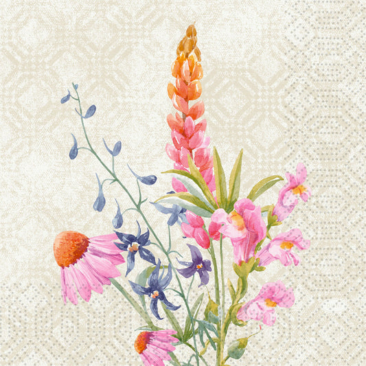 Die Serv.33x33 3lg 1/4 Floret 250P. von Duni GmbH zeigt ein Floret Design Aquarell von Wildblumen - rosa Kegelblumen, blaue Sternblumen und eine orange-rosa Lupine - auf beige gemusterten 3-lagigen Servietten (33x33 cm, Packung mit 250 Stück).