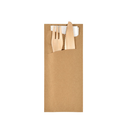 Das Sacchetto Zelltuch mit Holzbesteck 190 x 85 mm EcoBrown/weiß von Duni GmbH ist eine Packung mit 50 umweltfreundlichen Sets, jedes in einem braunen Beutel mit Holzgabel, Messer und weißer Serviette, ordentlich angeordnet auf weißem Hintergrund.