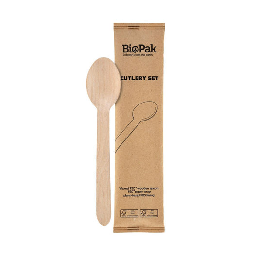 Ein einzeln verpackter 1/1 Löffel Petit aus gewachstem Holz von Duni GmbH liegt neben einer braunen BioPak Besteck Set Verpackung, die auf nachhaltige Materialien und Zertifizierungen hinweist.