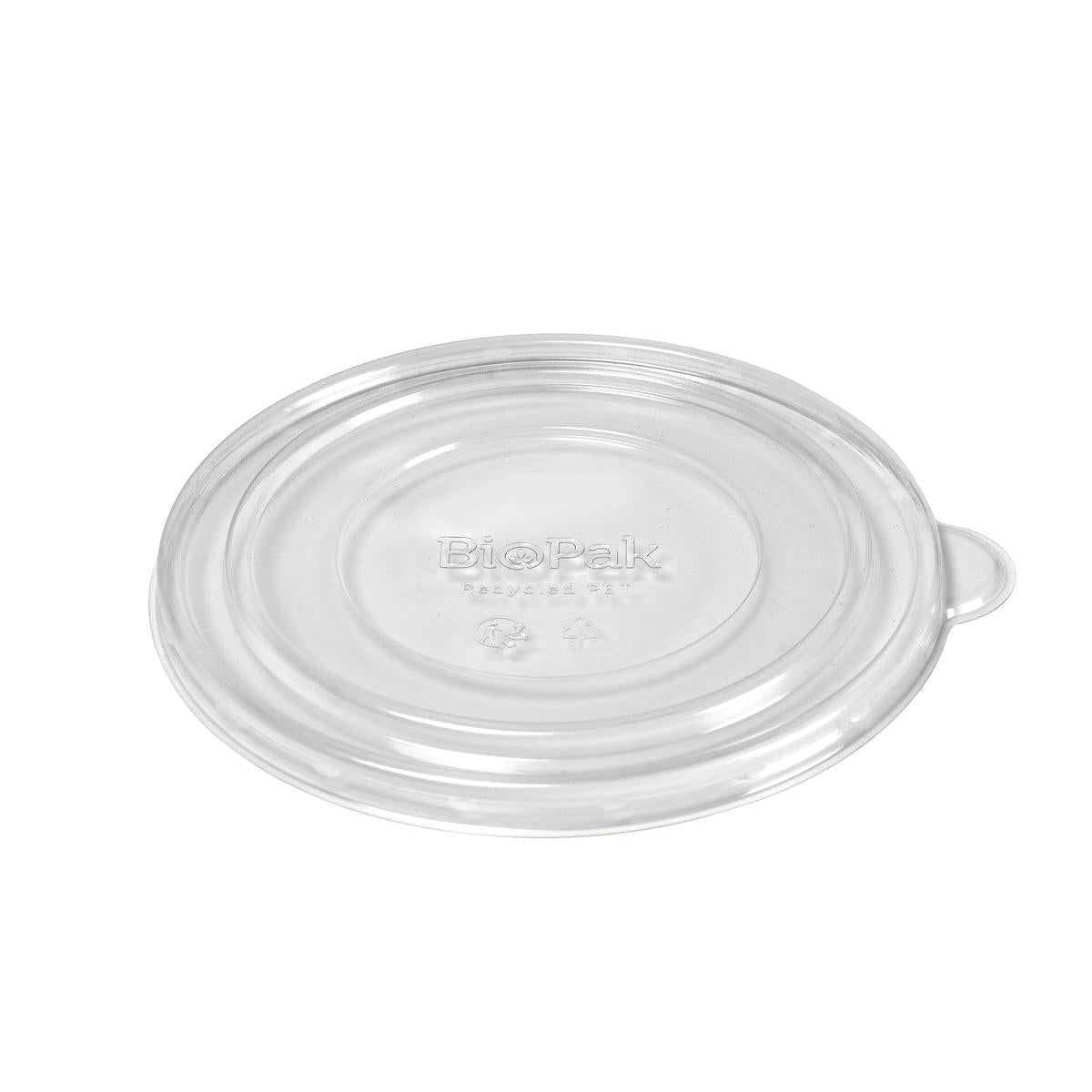 The Duni GmbH lid rPET Ronda WIDE Transparent 500/700 ml features a small tear-off tab, the embossing "BioPak Recycled 25%", smooth edges and a recessed center. Made from recycled PET for sustainable packaging. Pack: 50 pieces.