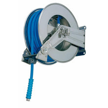 The Diversey hose reel 20 m made of stainless steel, automatic and wall-mountable, comes with 20 m blue hose and ribbed handle.