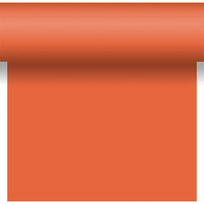 Der Dunicel-Tischläufer Tête-à-Tête 24 m x 0,4 m (20 Abschnitte) von Duni GmbH in unifarbenem Orange bietet eine glatte Struktur - ideal für eine lebendige Tischdekoration oder stilvolle Tête-à-Tête-Einrichtungen.